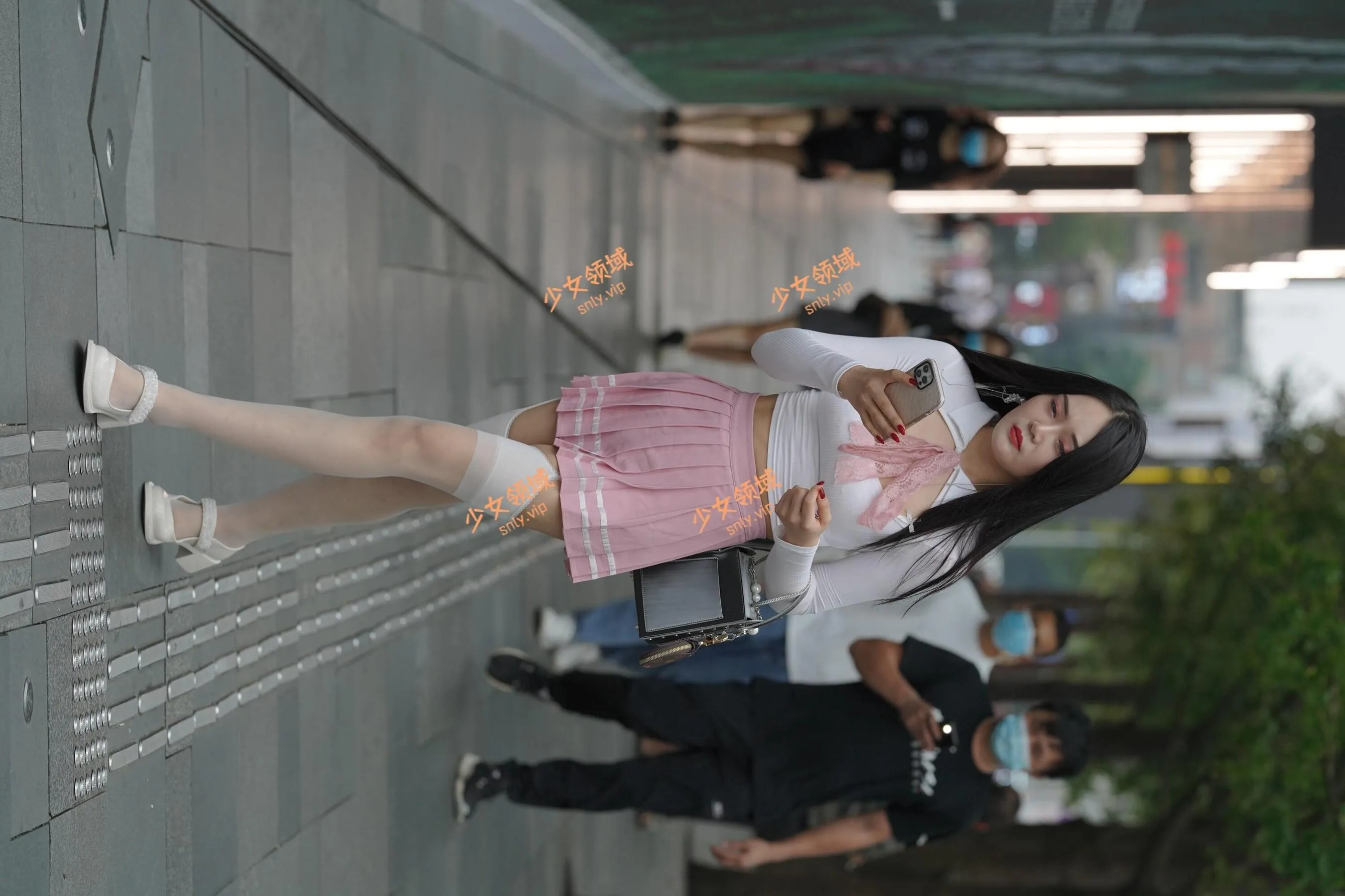 魔镜街拍 NO.161 街拍白丝吊带袜美女 [109P]插图6